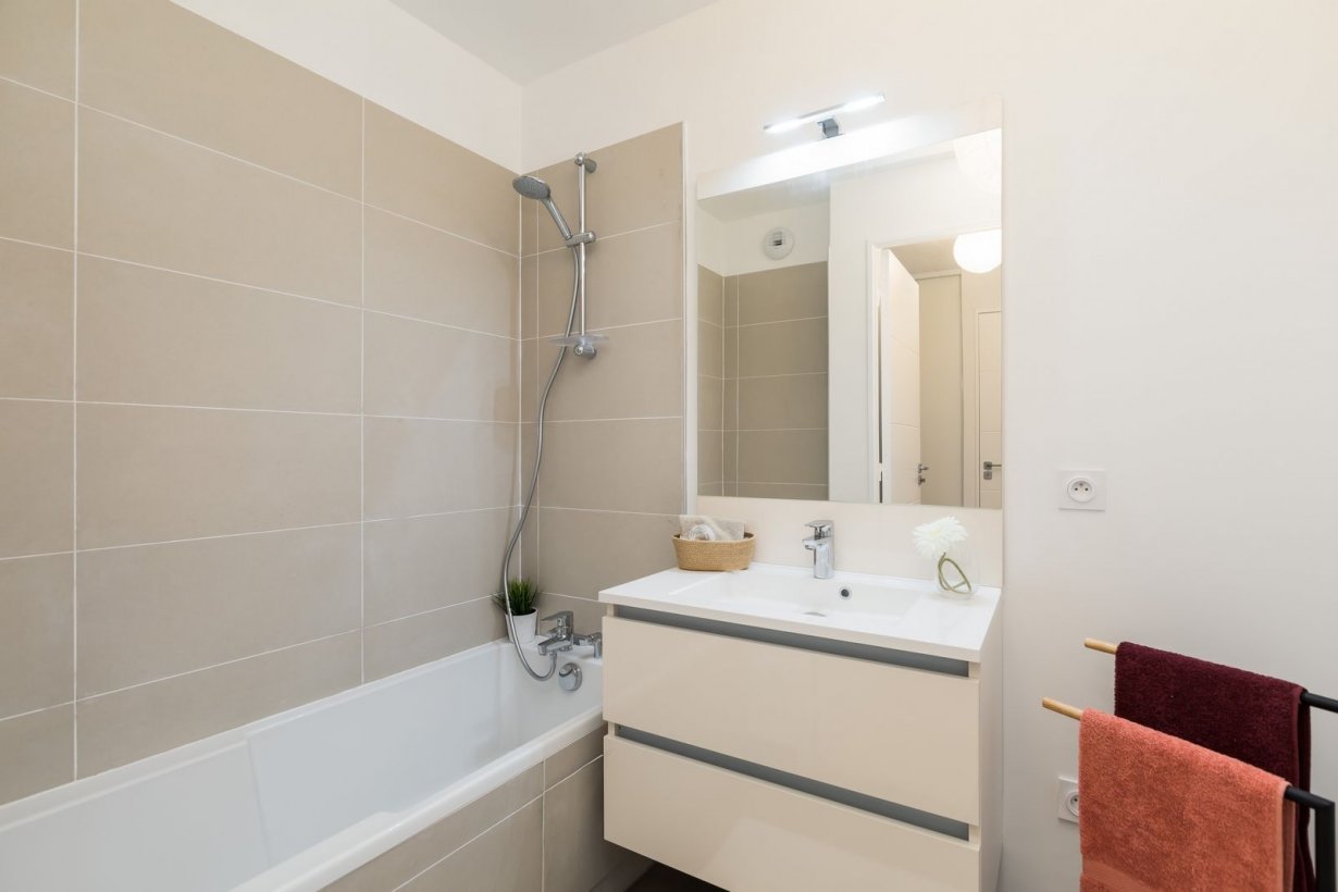 chaville-achrome-appartement-décoré-salle-de-bain